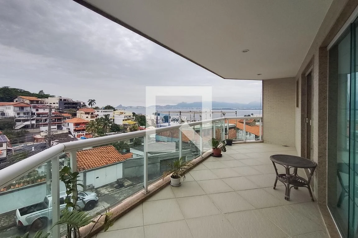 460 m² house with a water view and a private pool — photo 33