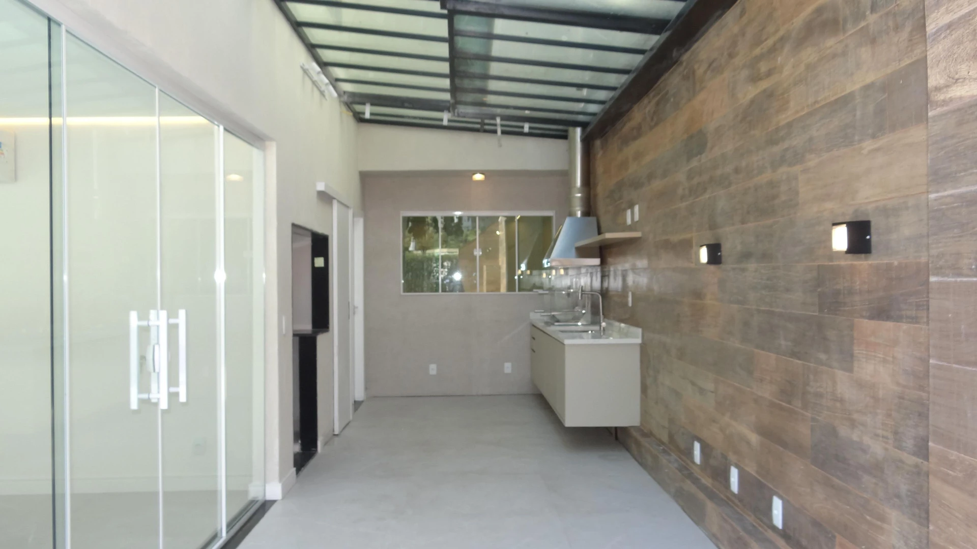 Casa de 384 m² com janelas do piso ao teto e varanda gourmet — photo 23