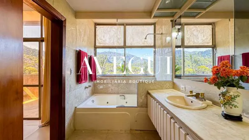 Bathtub in a 6-bedroom house, 800 m² — photo 21