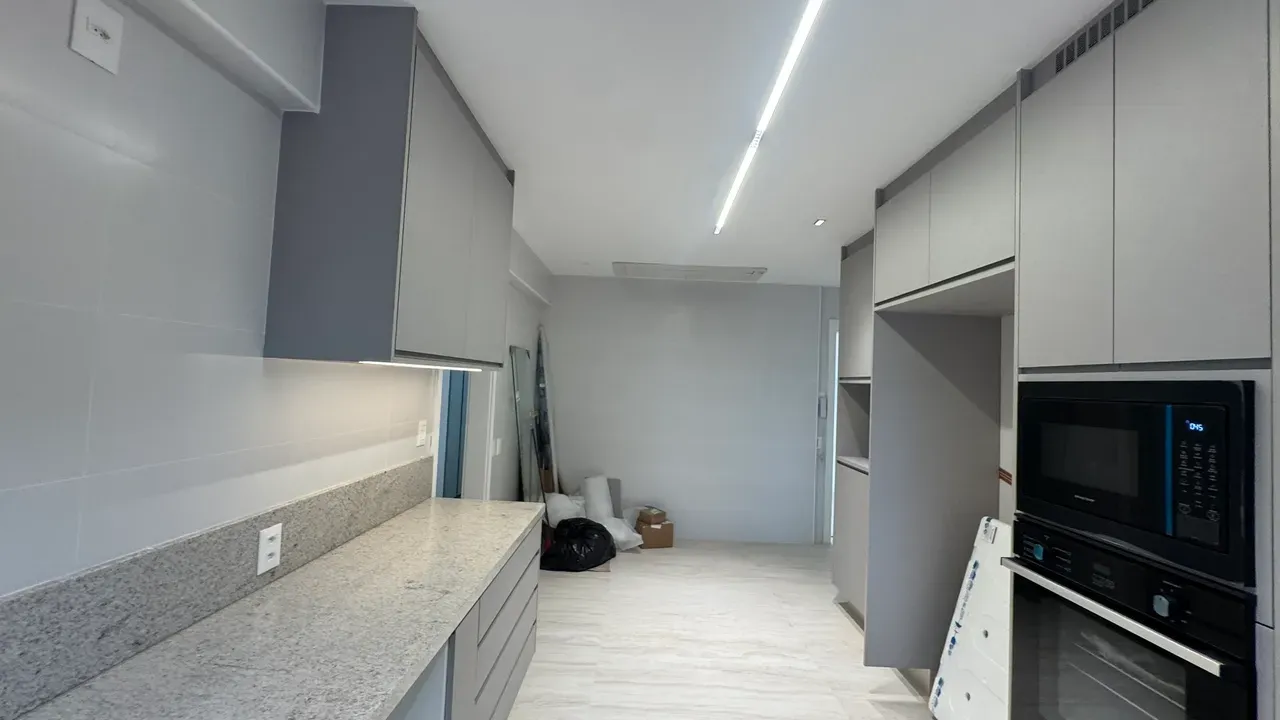 Apartment with 4 bedrooms, 5 bathrooms and enclosed balcony — photo 23