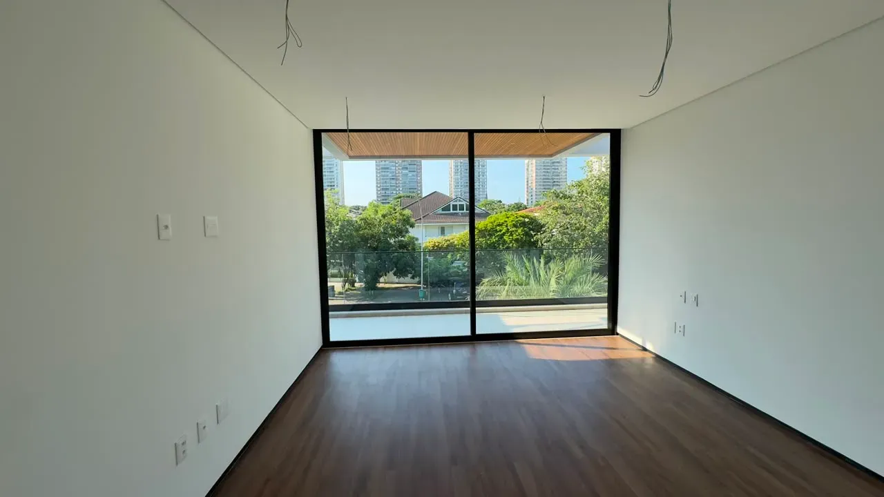 House with 5 bedrooms and floor-to-ceiling windows — photo 22