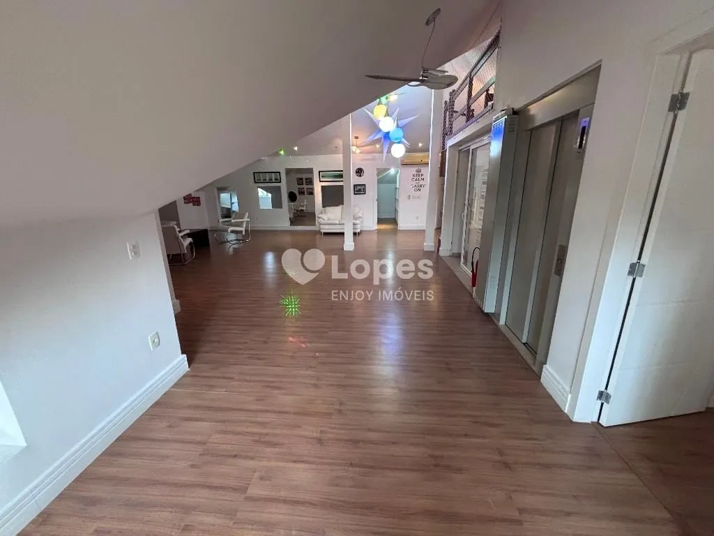 Unfurnished house with 7 bedrooms and 10 bathrooms — photo 23
