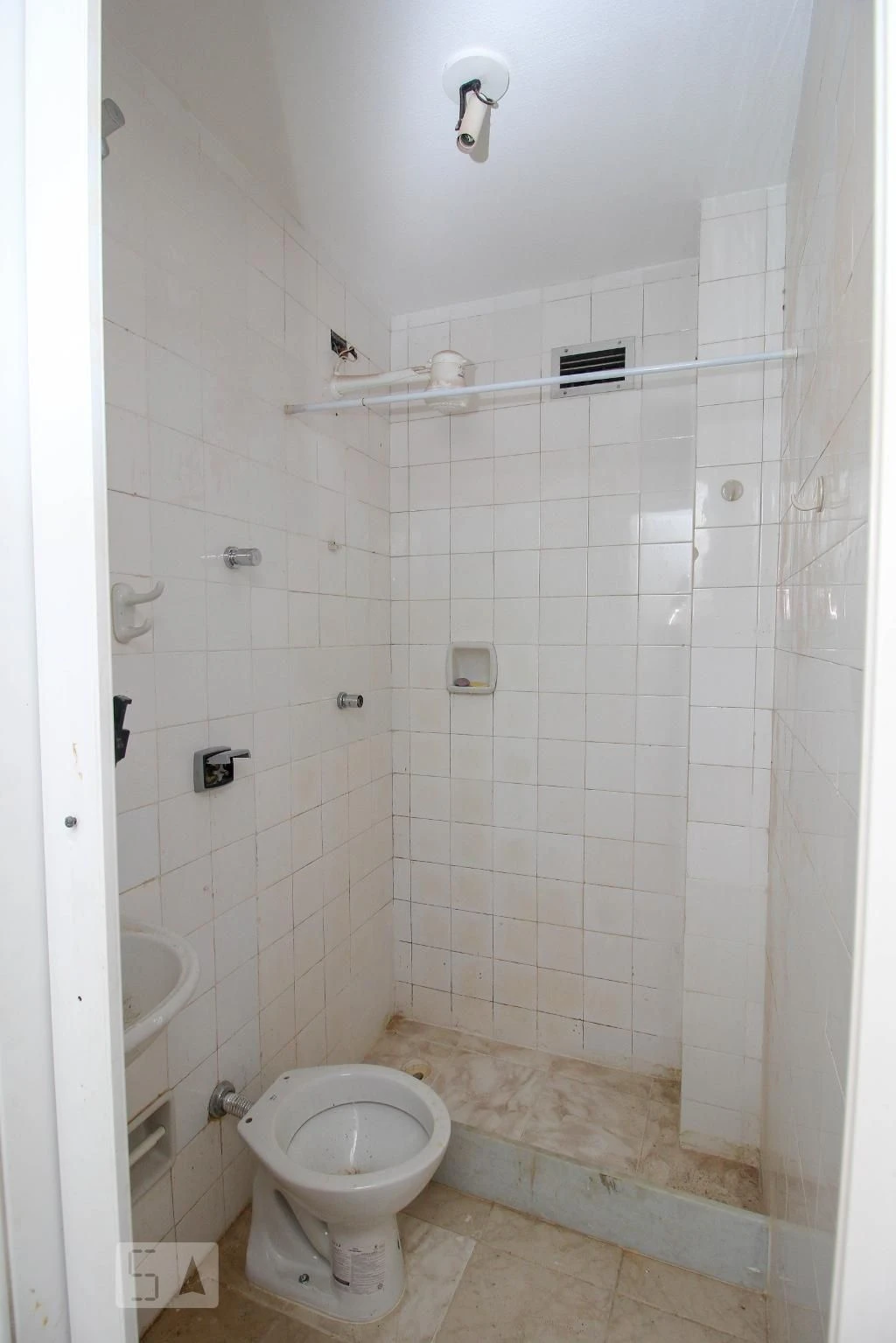 1-bedroom apartment with kitchenette and stove — photo 7