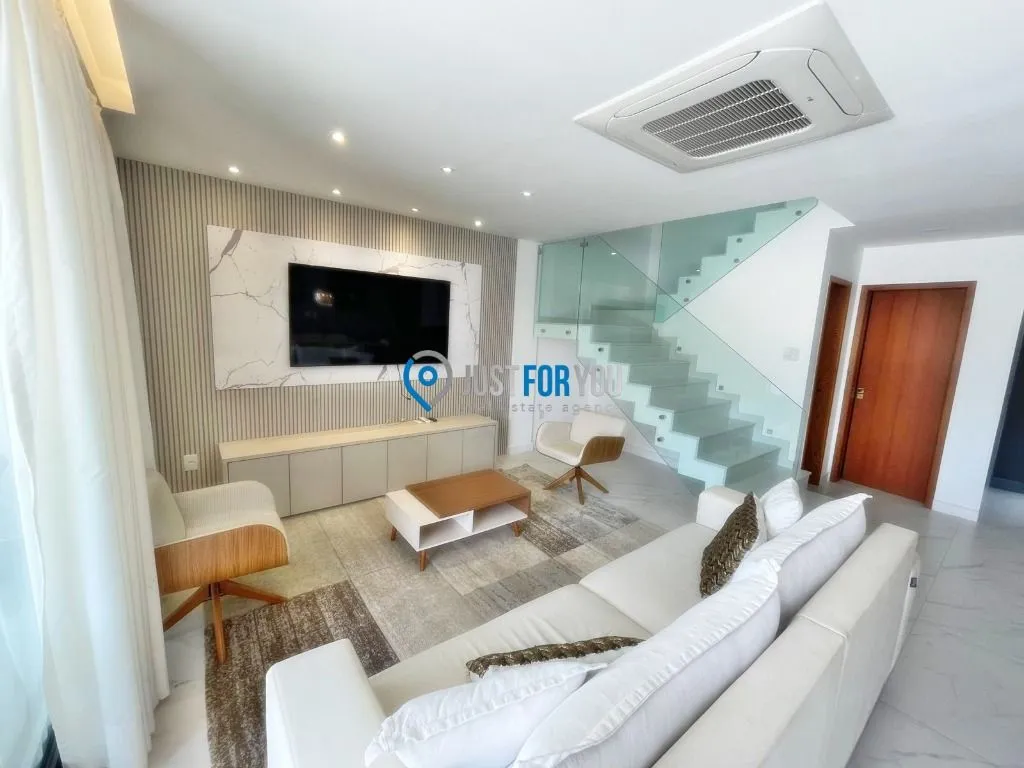 Furnished house with 4 en-suites and 330 m² plus 2 parking — photo 11