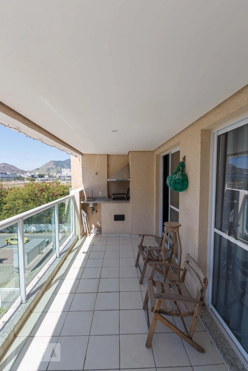 Furnished 3-bedroom apartment with private BBQ — photo 8