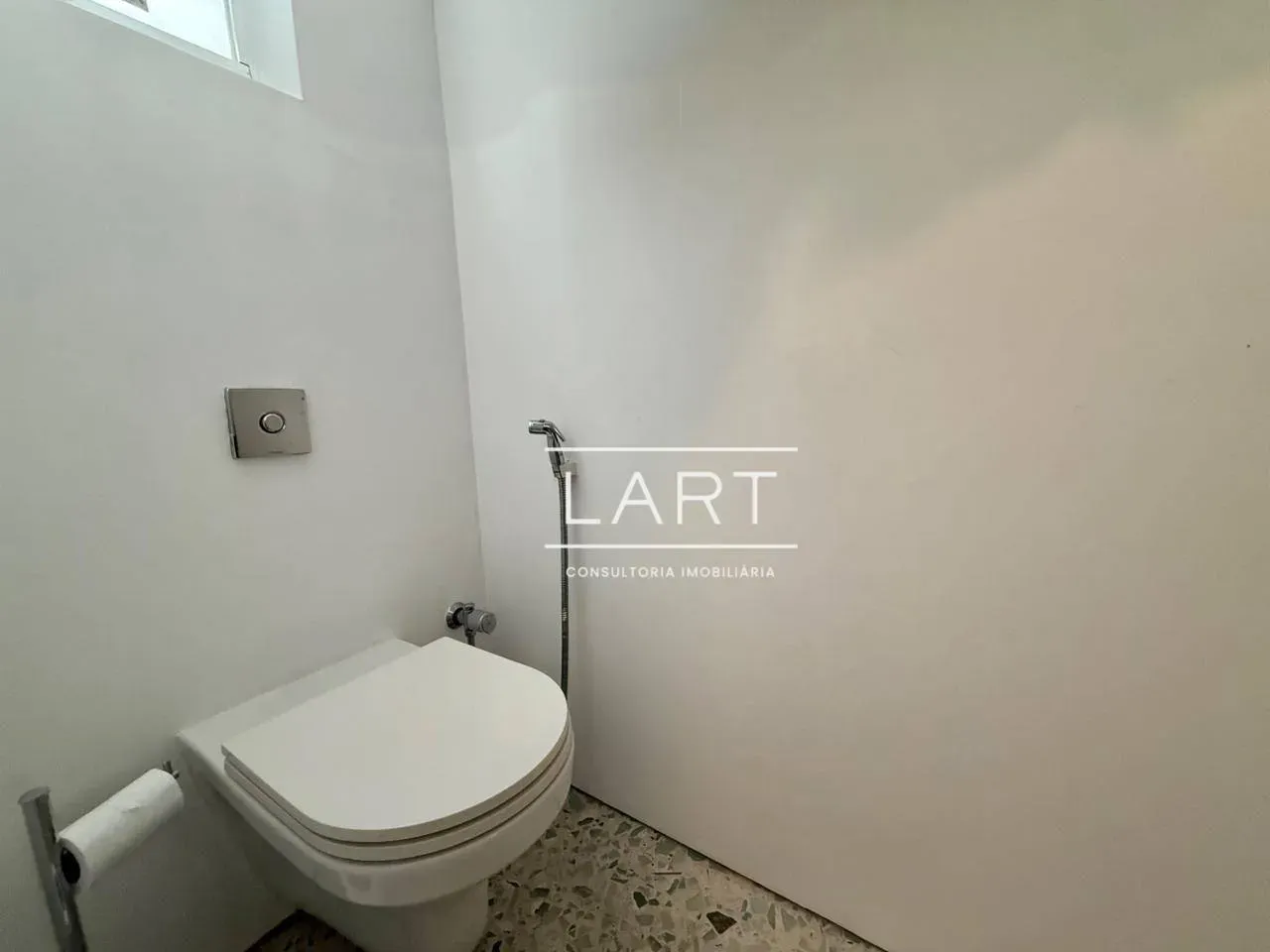 Furnished 2-bedroom apartment with 3 bathrooms — photo 36