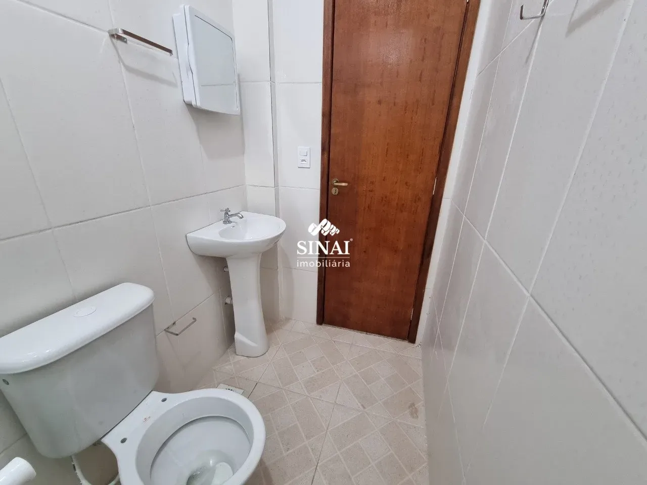 Дом в формате квартиры с душевой в стекле и электрическим душем — photo 6