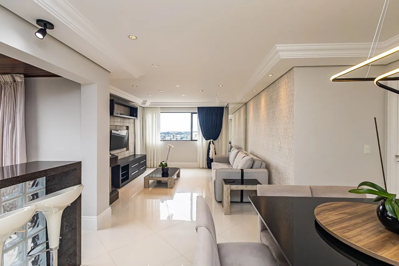 Balcony with a grill in a 4-bedroom apartment, 119 m² — photo 3