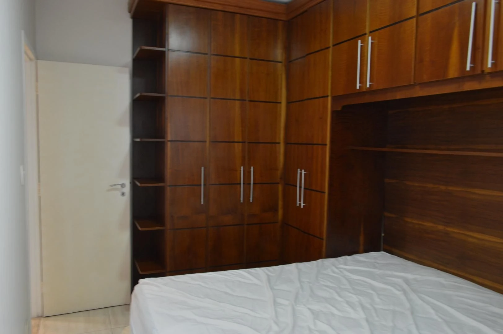 2-bedroom apartment with open-plan kitchen and balcony — photo 5