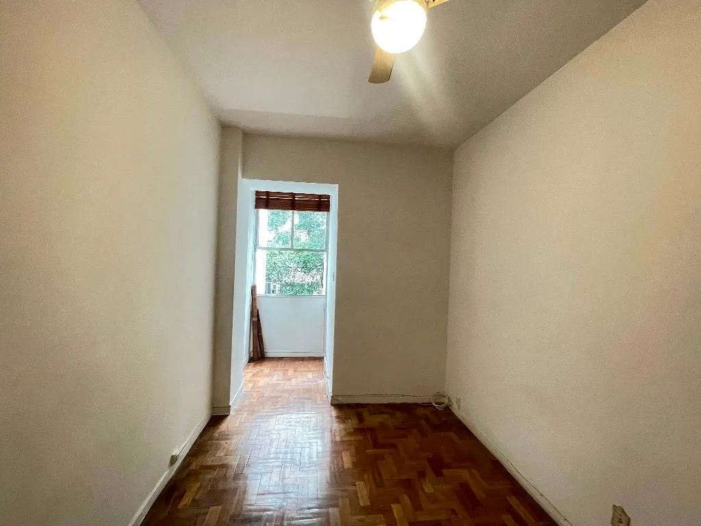 Wood or laminate floors in a 2-bedroom apartment, 75 m² — photo 12