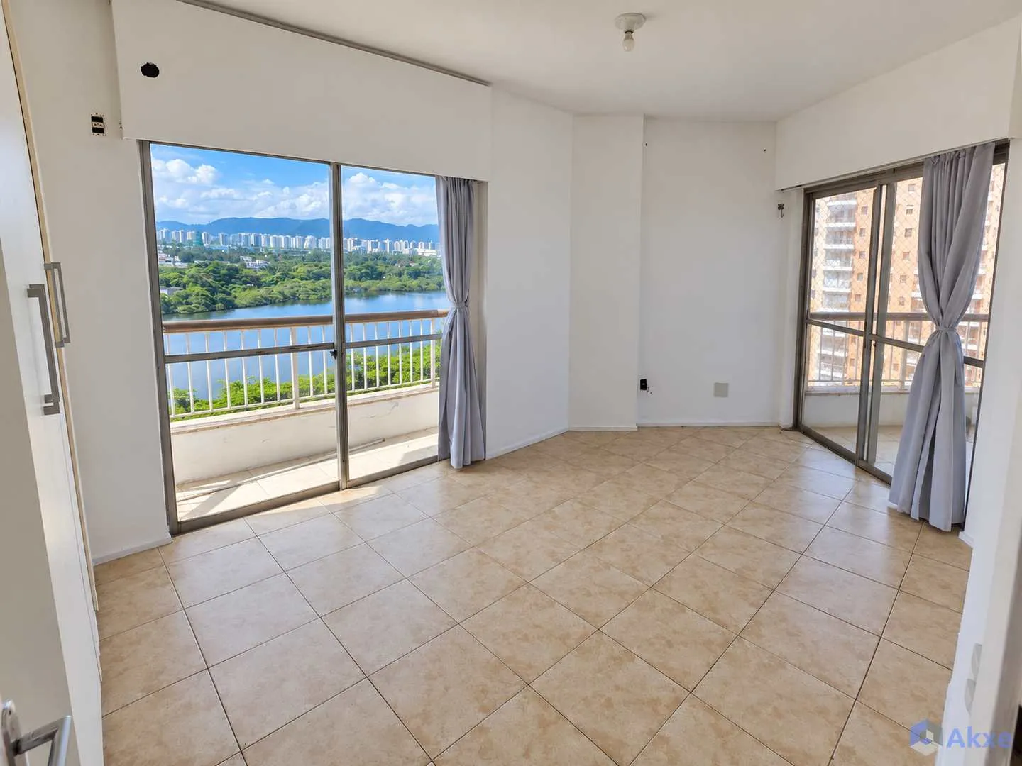 Apartment on the 13th floor with a water view — photo 3