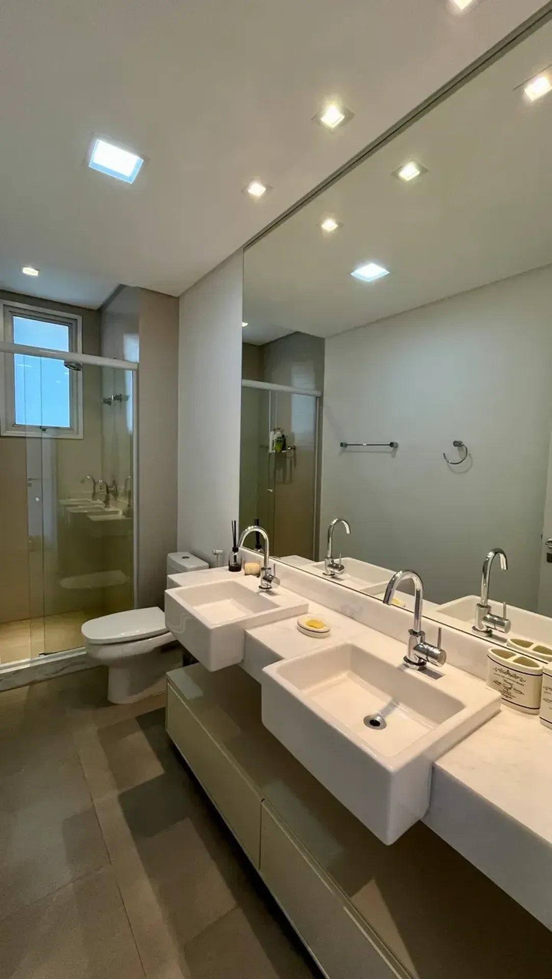Furnished apartment with 3 en-suite suites — photo 55