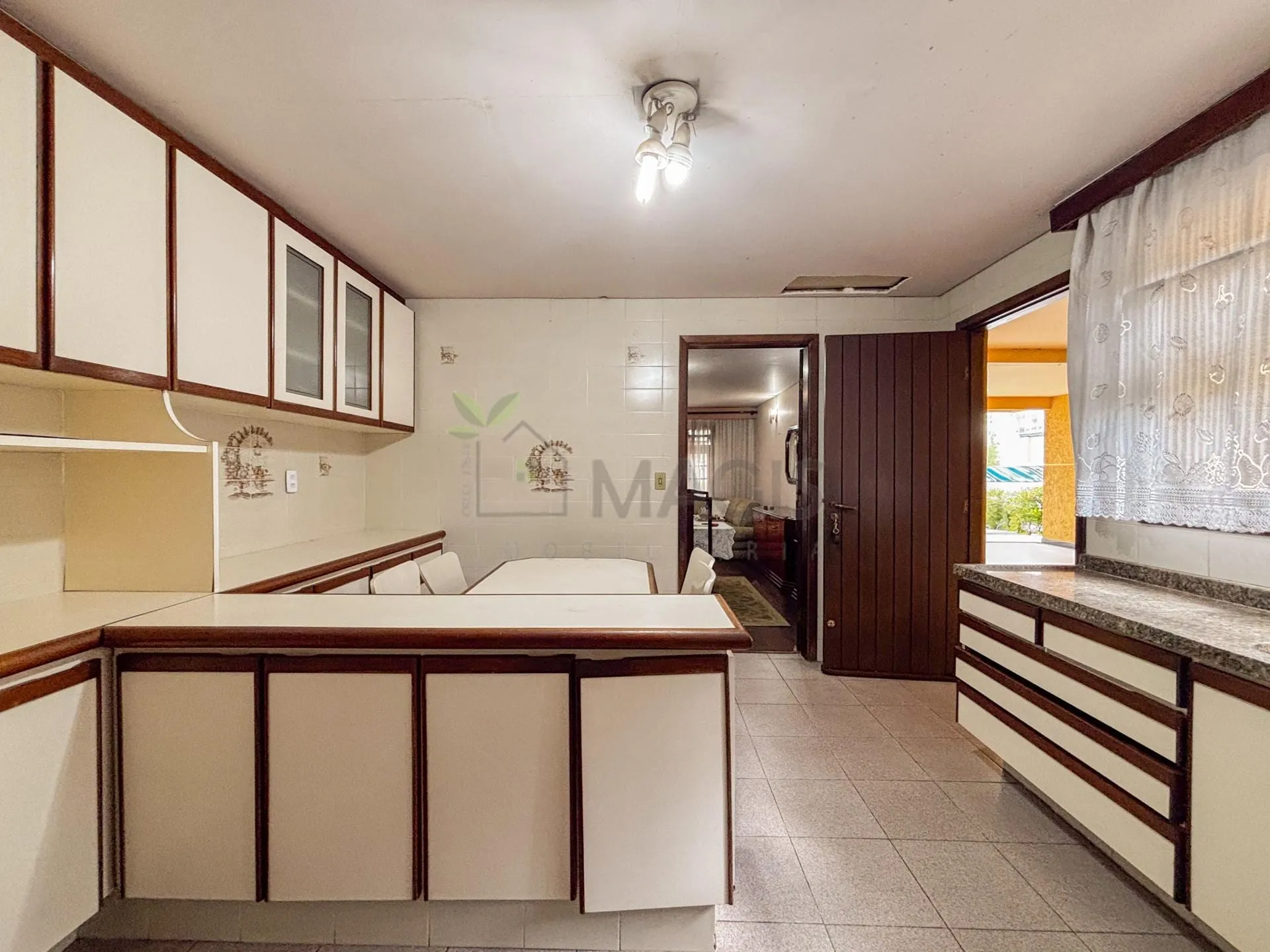 House with 5 bedrooms and 13 parking spaces across 2 floors — photo 57