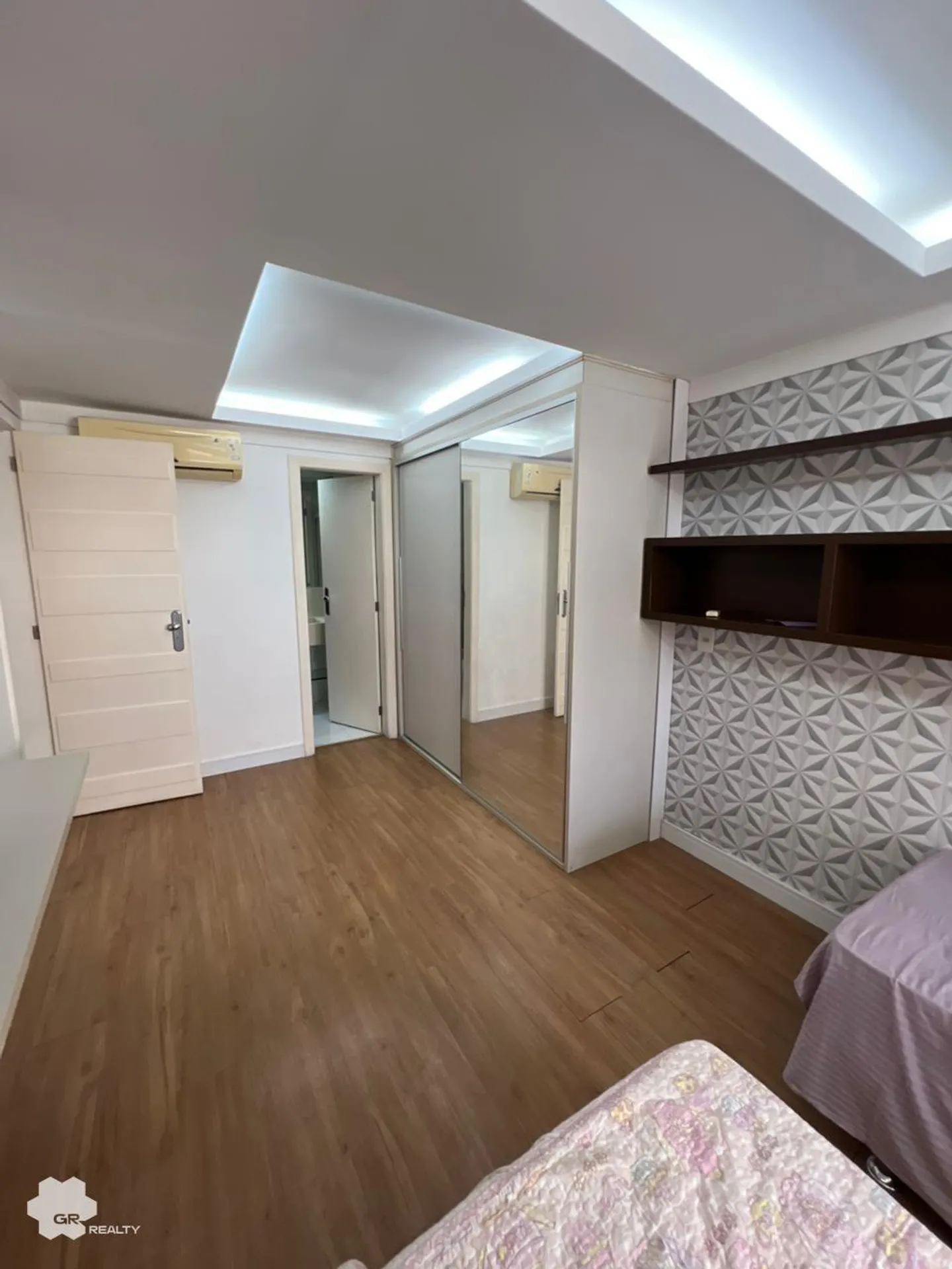 House with 6 en-suite bedrooms and 468 m² of space — photo 3