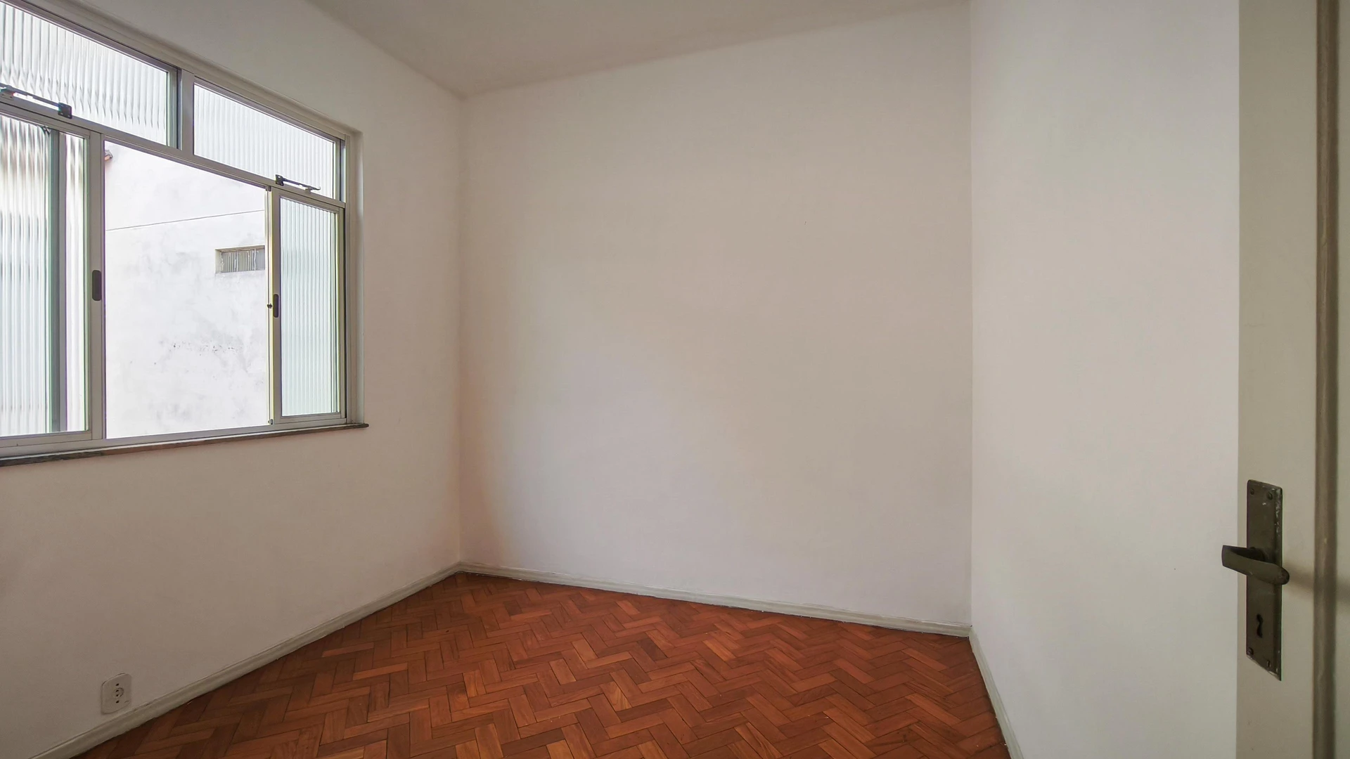 Деревянный пол или ламинат и 1 спальня: квартира 40 м² — photo 5
