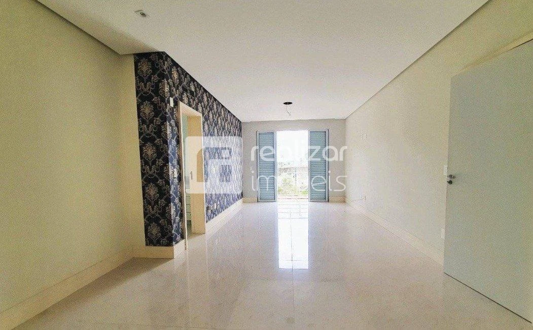 Bañera y 3 dormitorios: casa de 718 m² — photo 2
