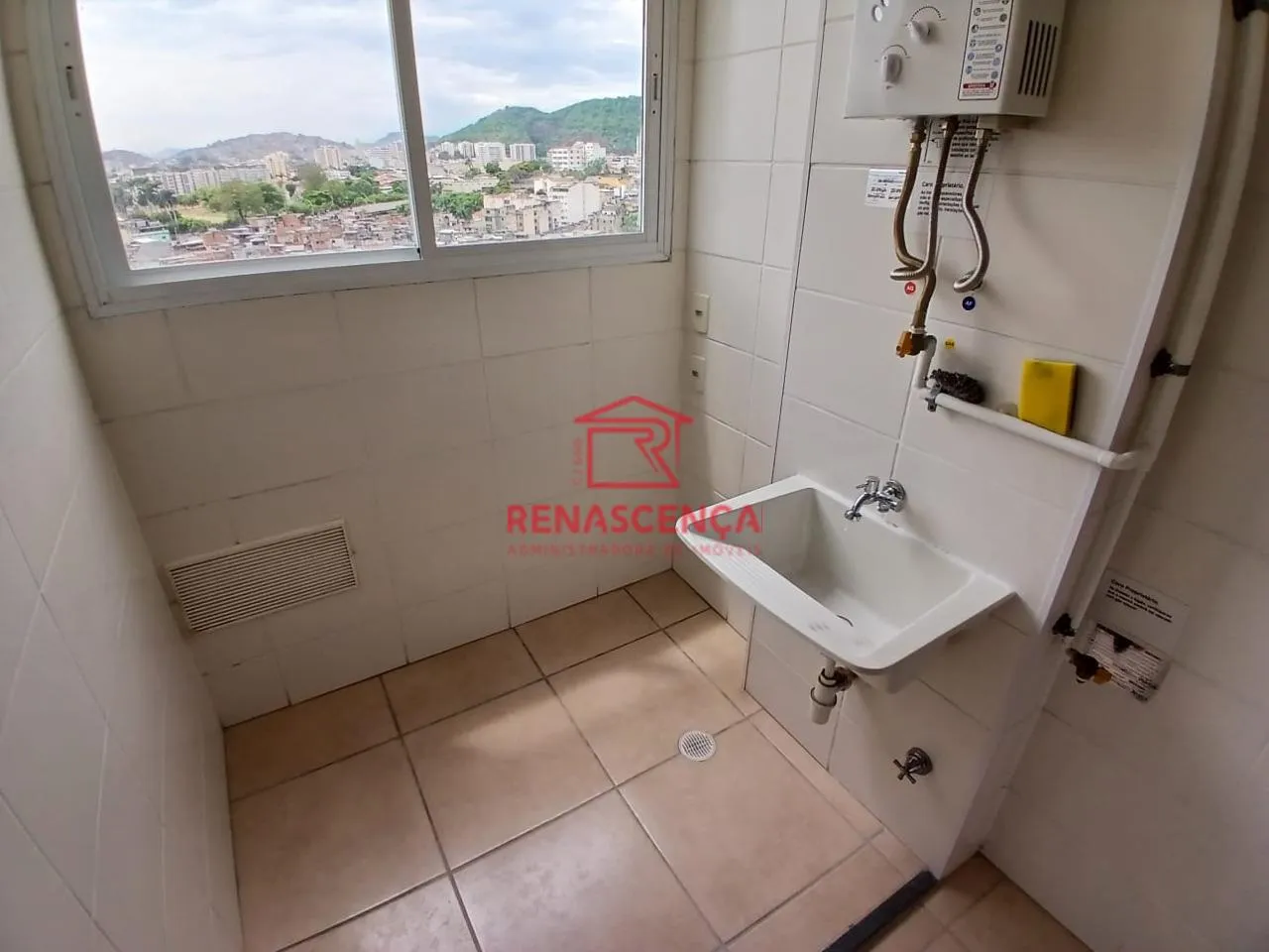 Apartamento de 2 quartos com piso de madeira ou laminado — photo 3