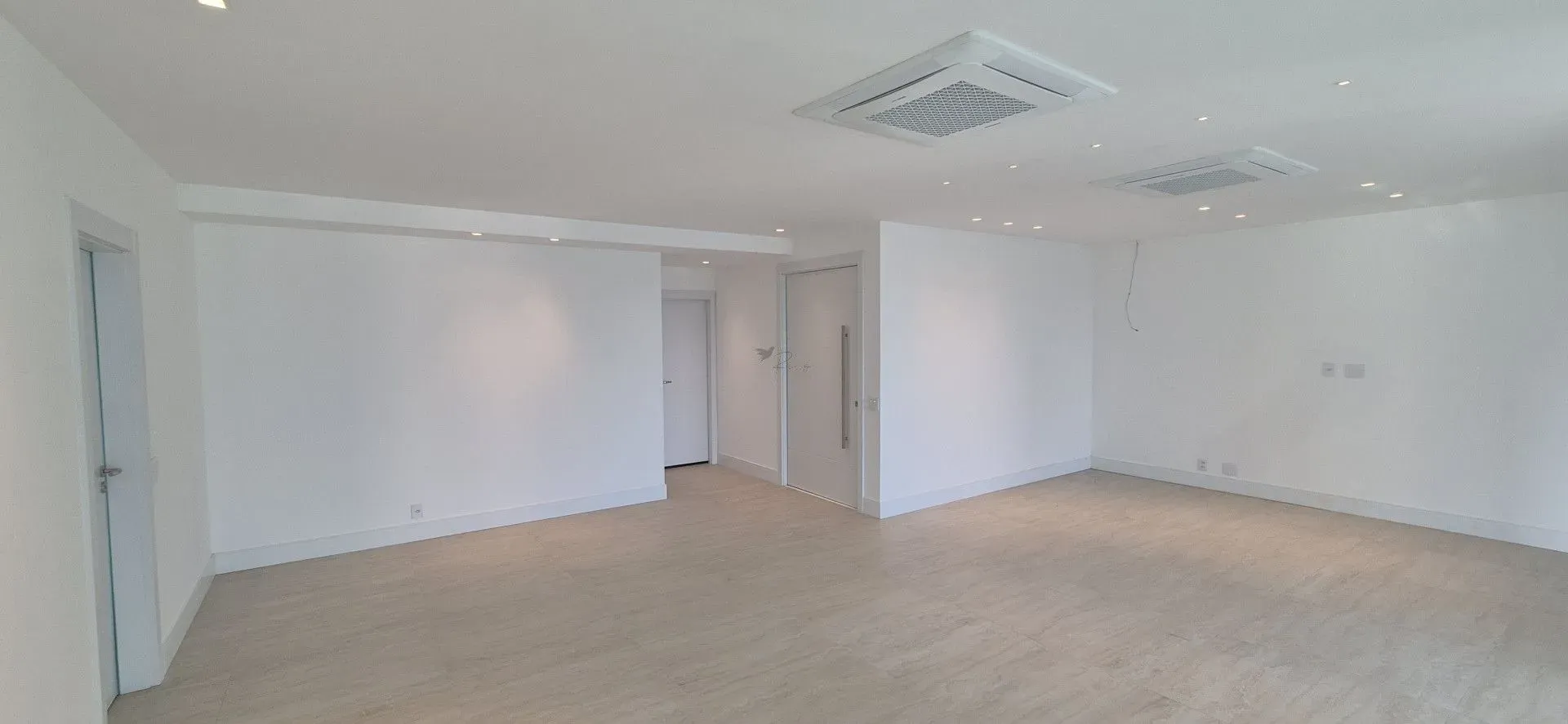 Unfurnished 4-bedroom apartment with closed kitchen — photo 8