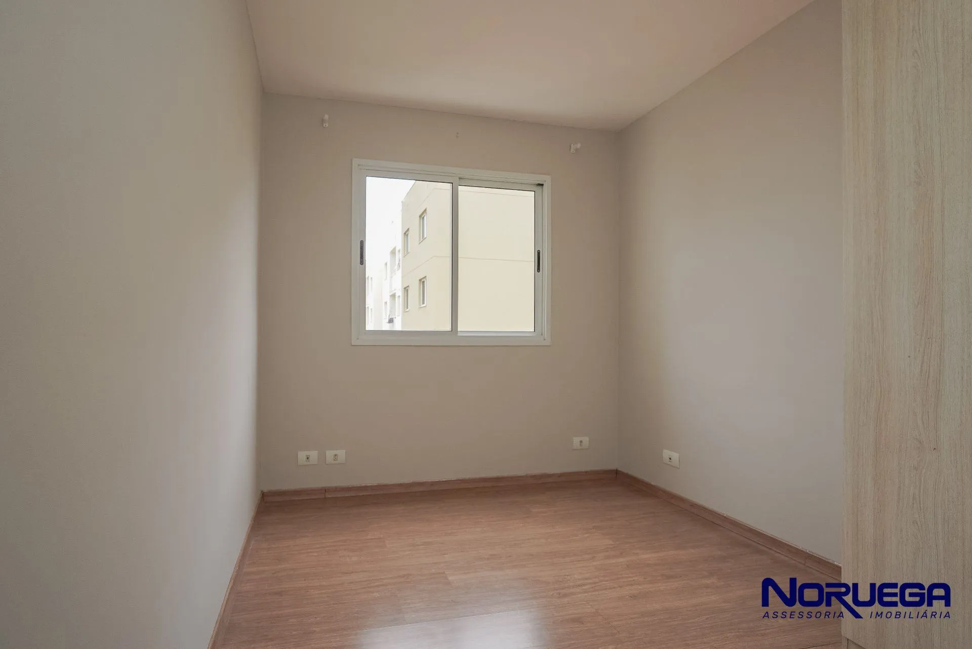 Wood or laminate floors in a 2-bedroom apartment, 88 m² — photo 13