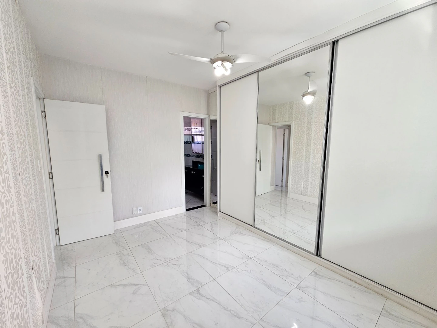 3-bedroom apartment with an en-suite and glass balcony — photo 12