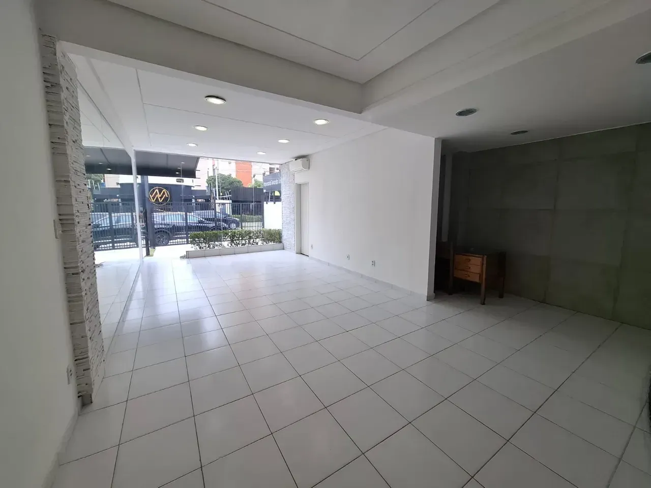 Commercial house with 5 bedrooms and 2 bathrooms