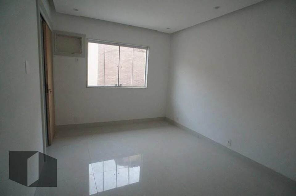 Balcony with a grill in a 4-bedroom house, 330 m² — photo 15