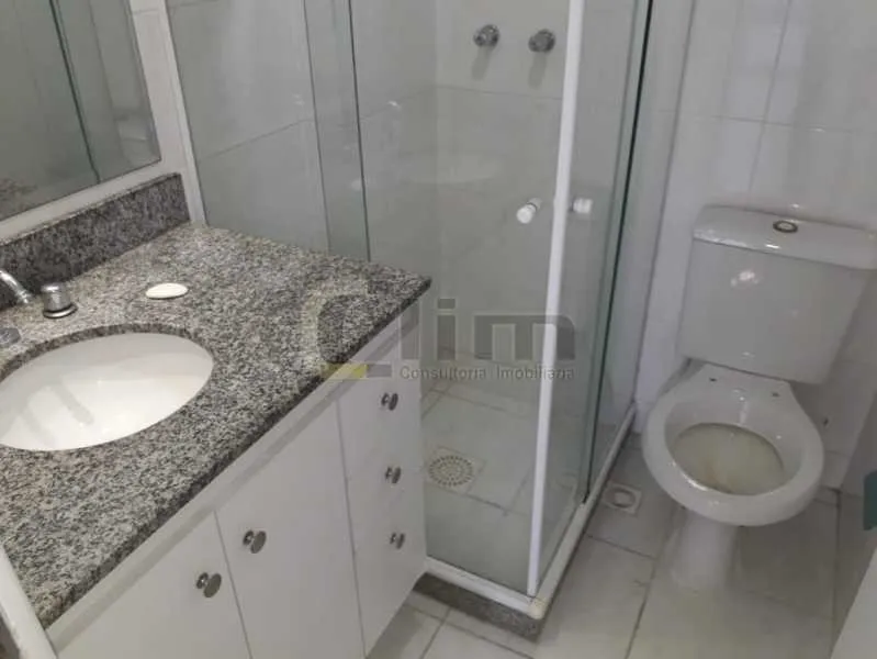 3-bedroom apartment in a building with a pool — photo 20