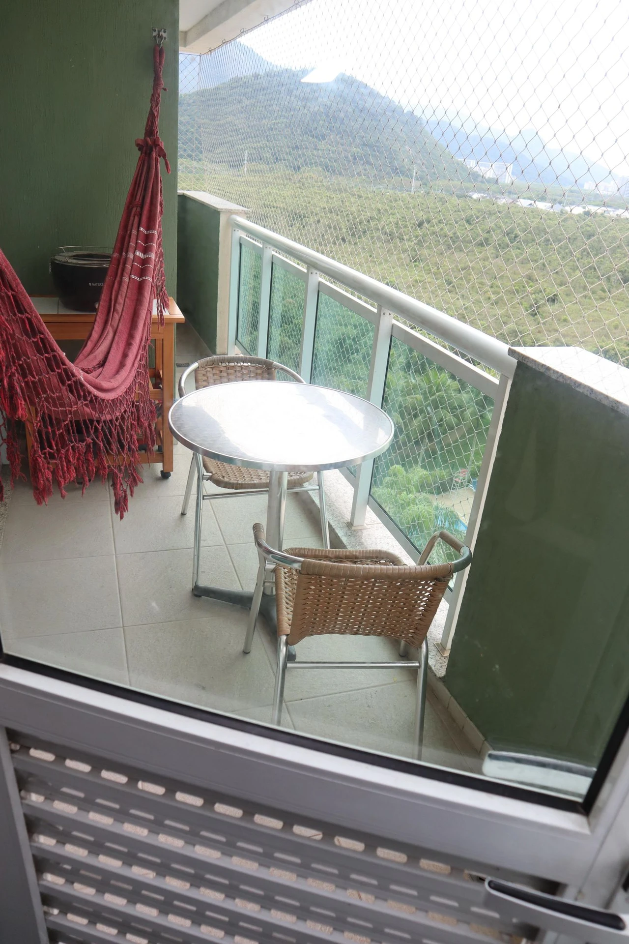 2-bedroom apartment with a mountain view — photo 4