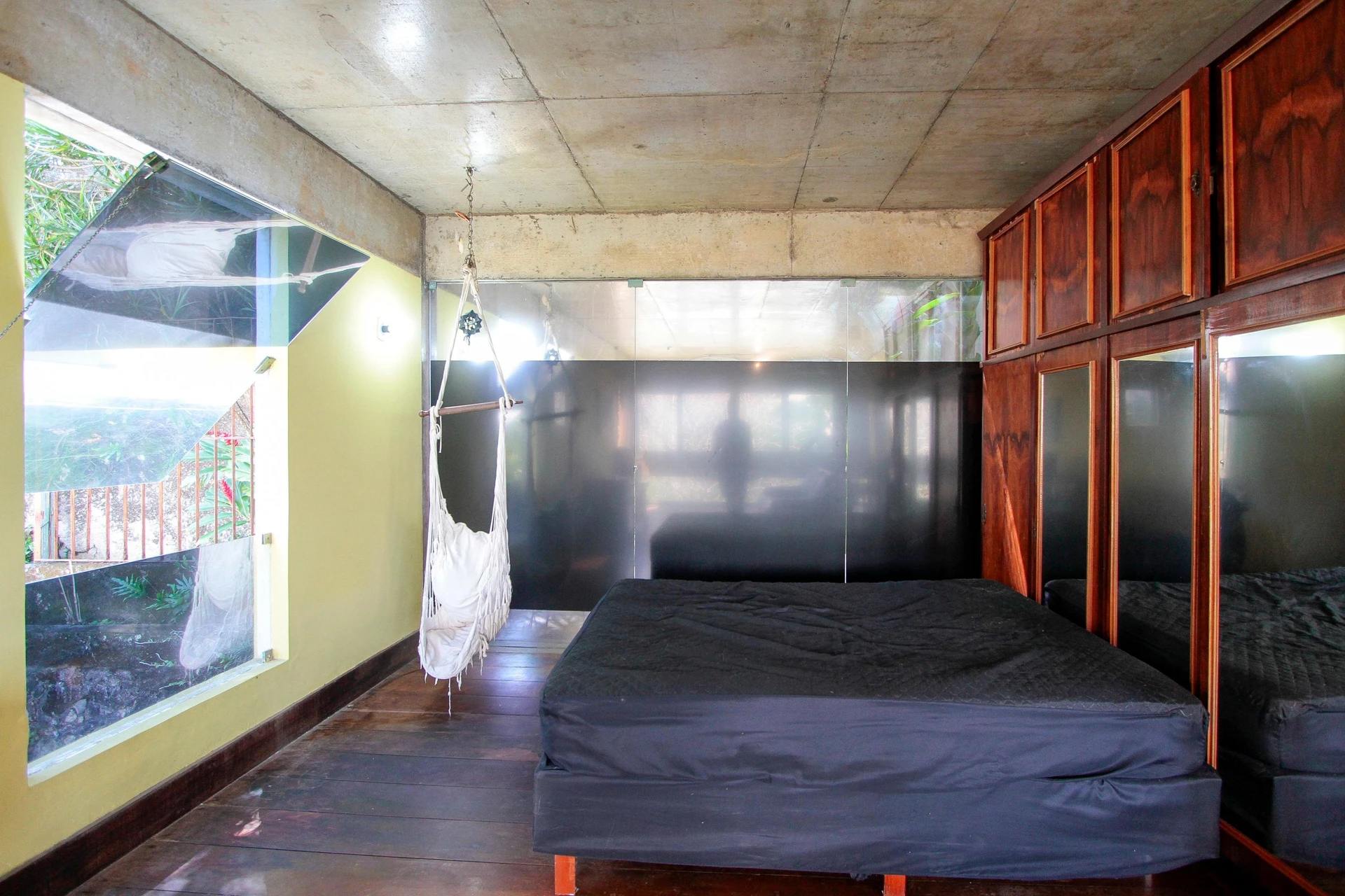 Apartamento de 109 m² com banheira e janelas do piso ao teto — photo 24