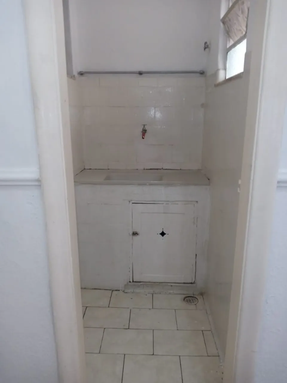 Unfurnished 1-bedroom apartment with separate kitchen — photo 2