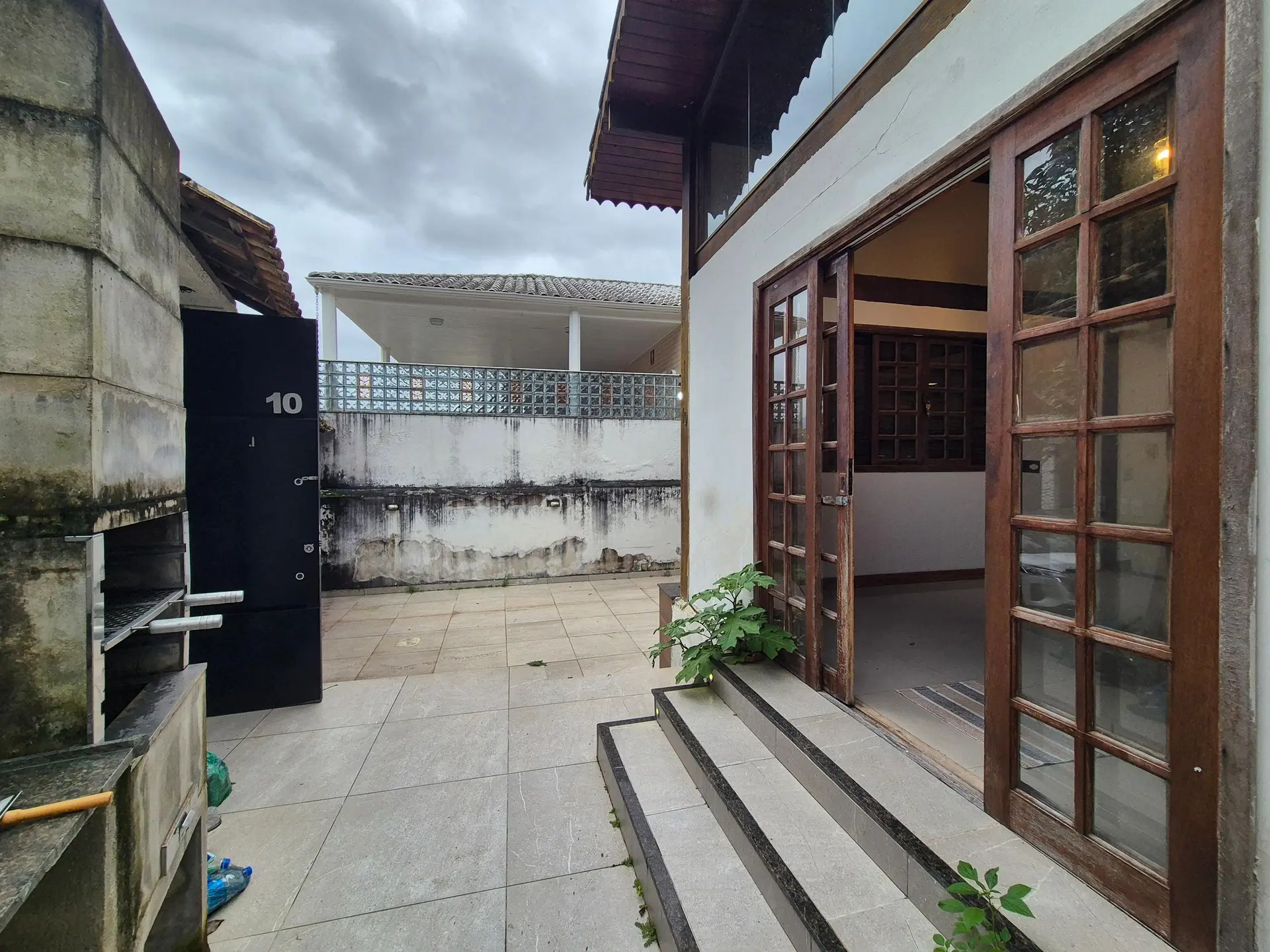 Balcony with a grill in a 3-bedroom house, 150 m² — photo 19