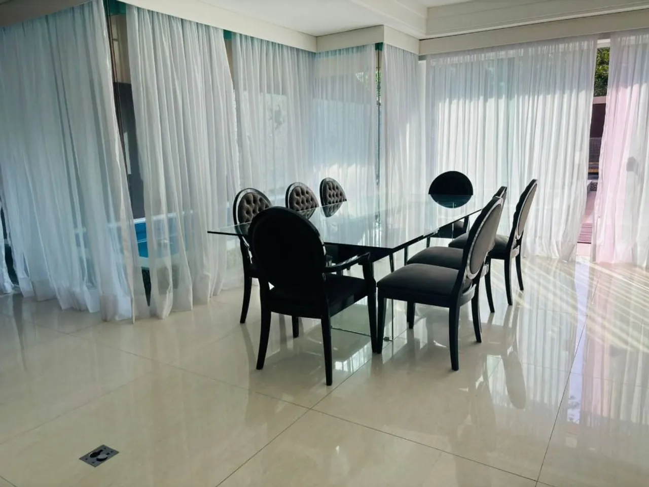 House with 5 bedrooms and a modern glass balcony — photo 4