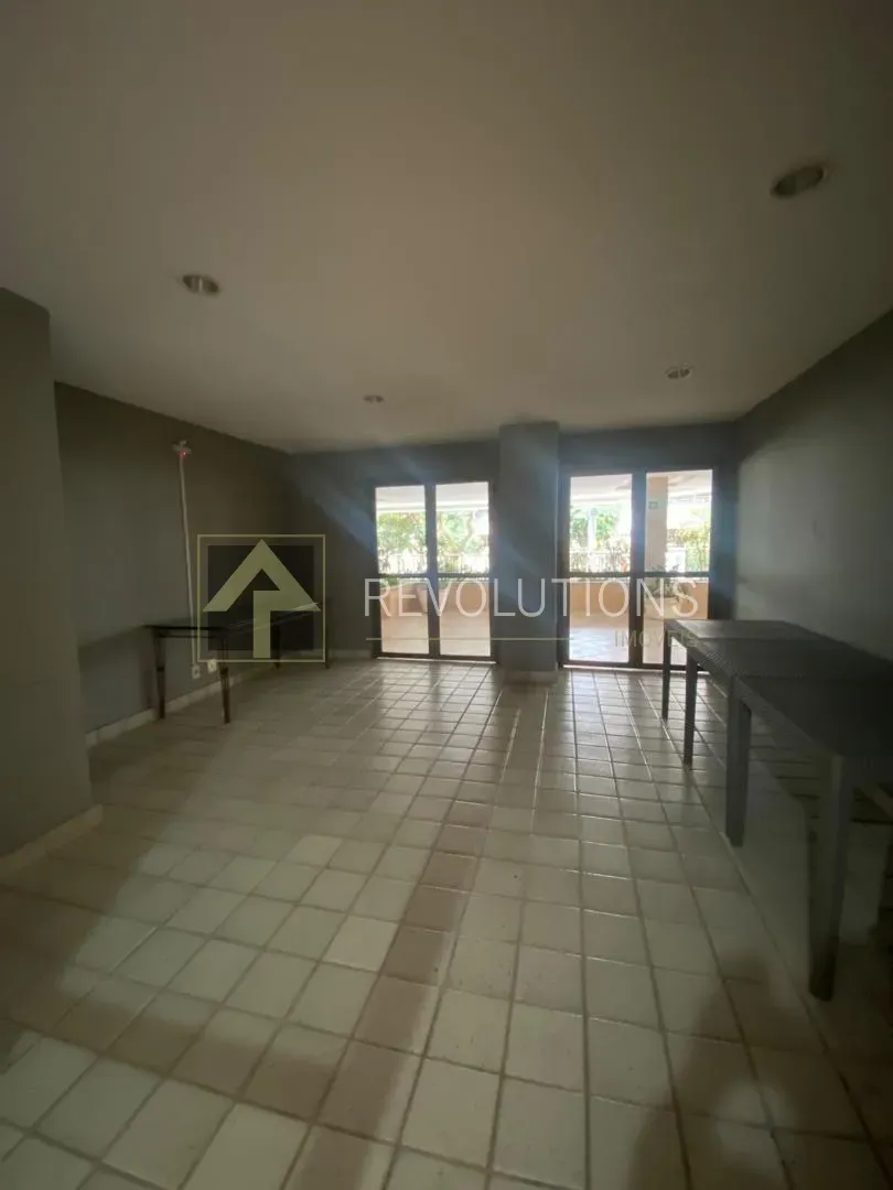 3-bedroom apartment with wood or laminate floors — photo 9