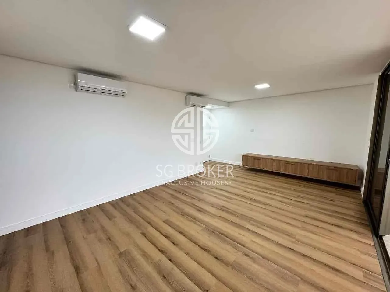 Apartment with views of the city and mountains — photo 4