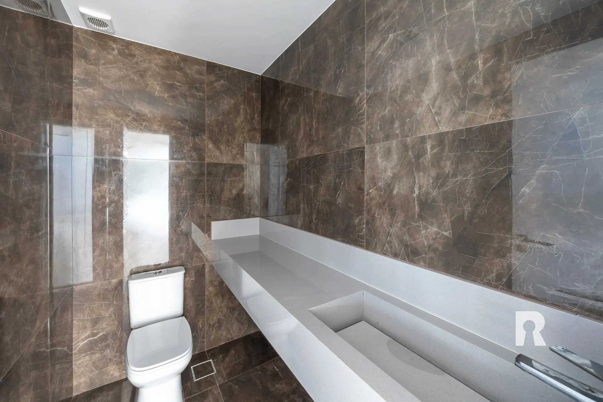 Casa moderna de 5 suítes com 7 banheiros e 2 vagas — photo 14