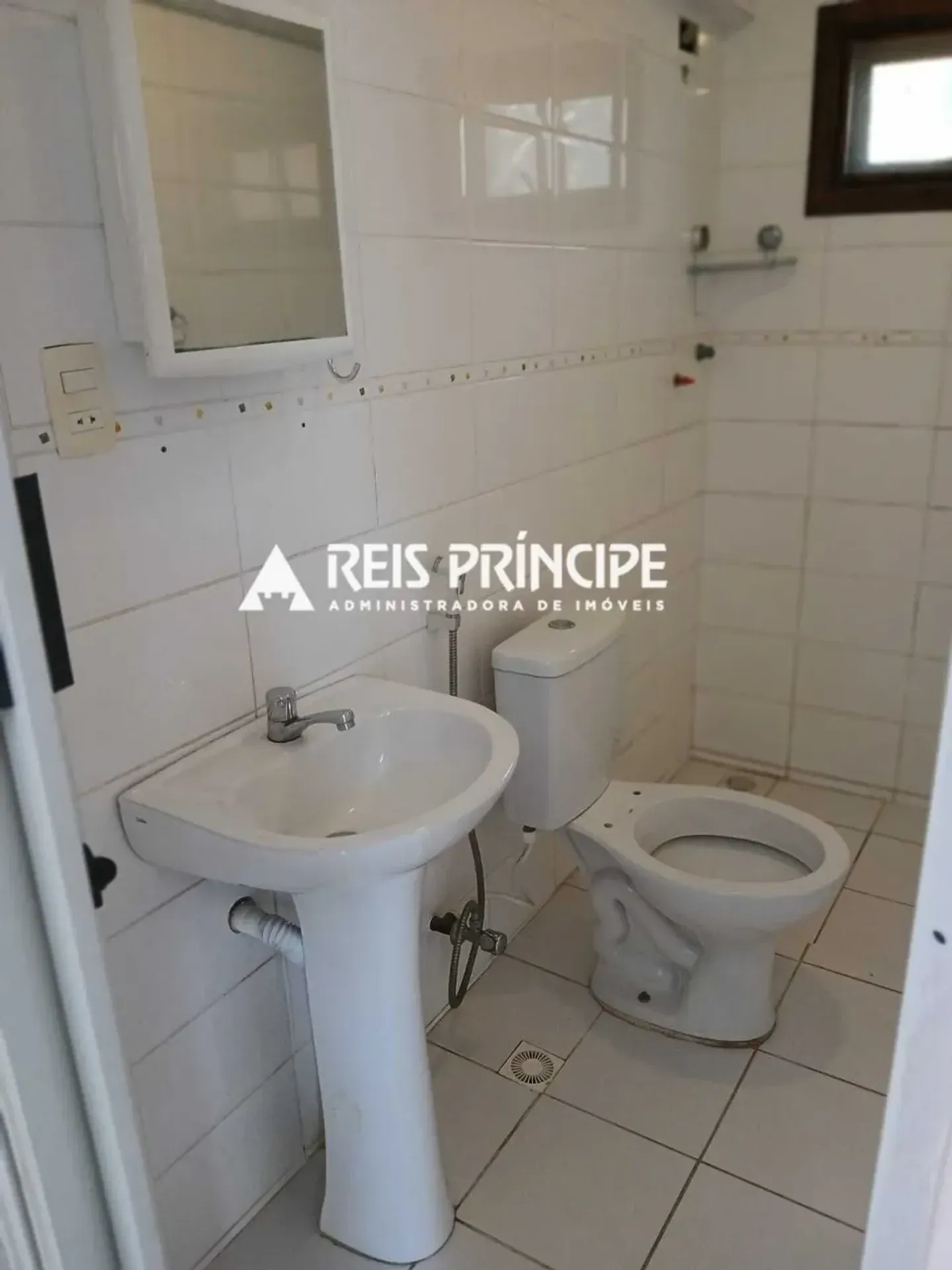 Unfurnished house with 4 bedrooms and 5 bathrooms — photo 23