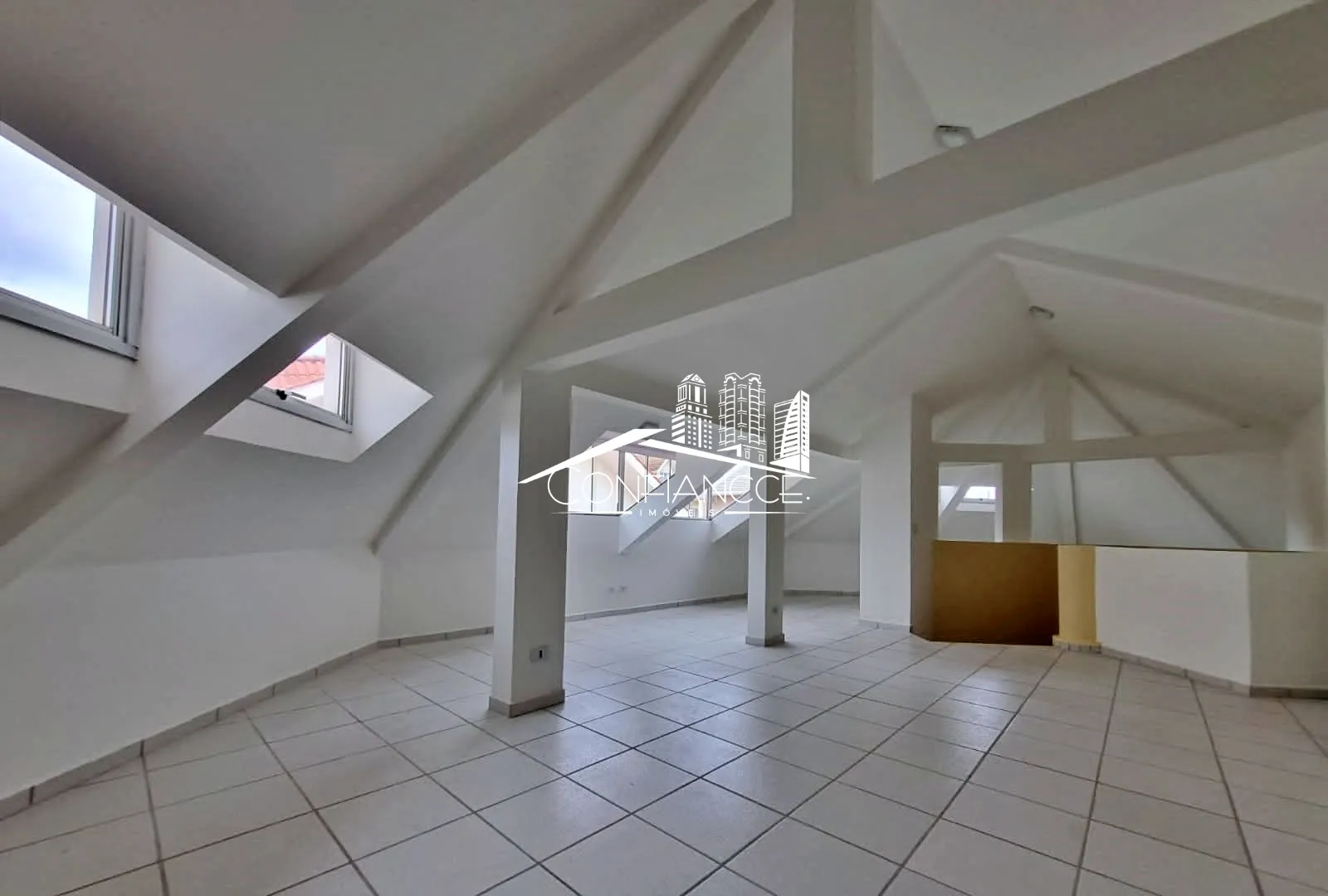 Bathtub in a 3-bedroom house, 350 m² — photo 18