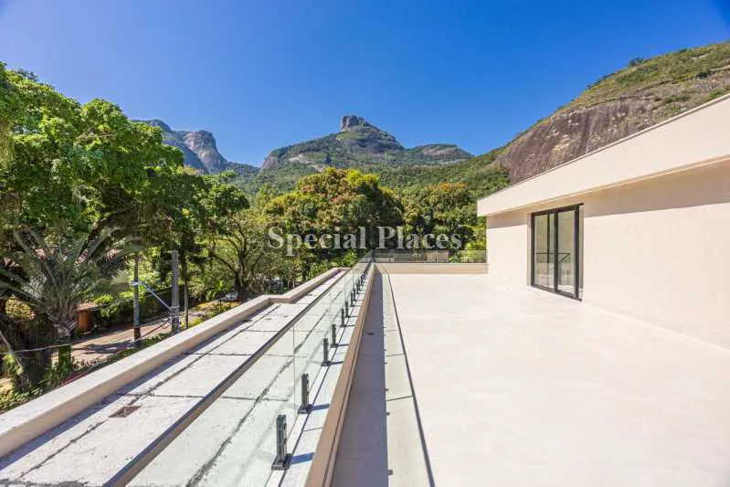Unfurnished house with 5 bedrooms and an open-plan kitchen