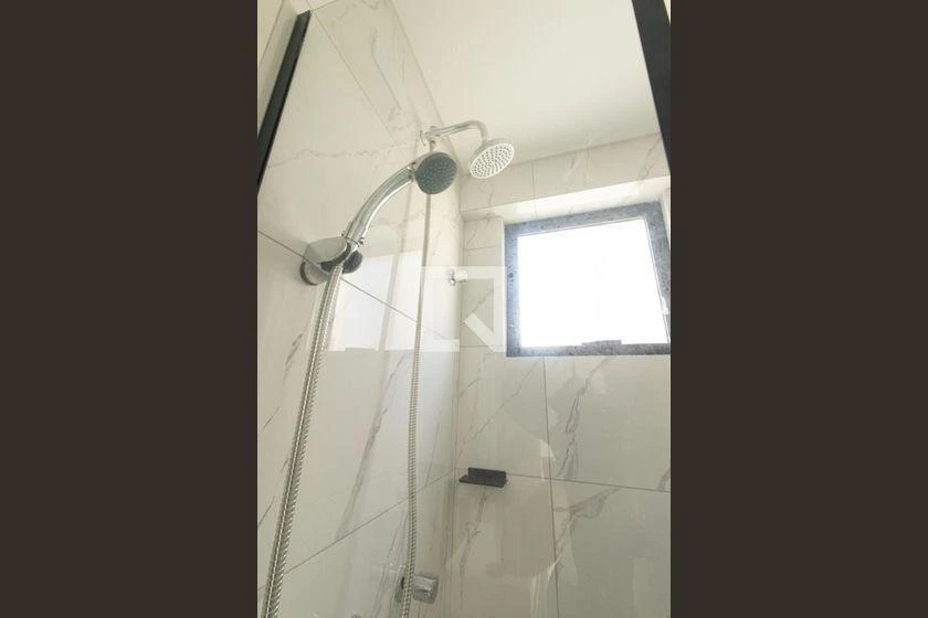One-bedroom apartment in a building with a gym — photo 13