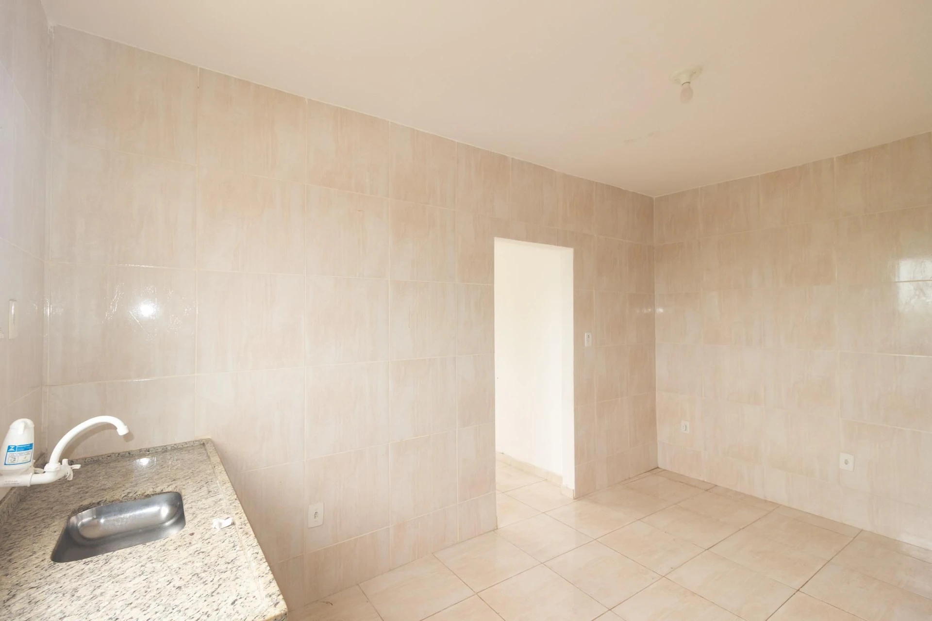 Unfurnished 2-bedroom apartment with 1 bathroom and pets — photo 7