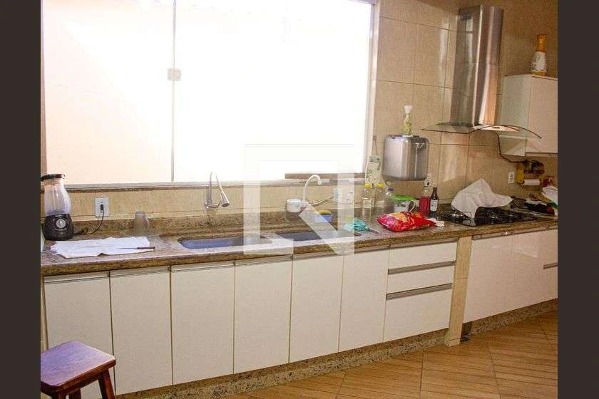 180 m² house with 3 bedrooms, 5 bathrooms, and parking — photo 10