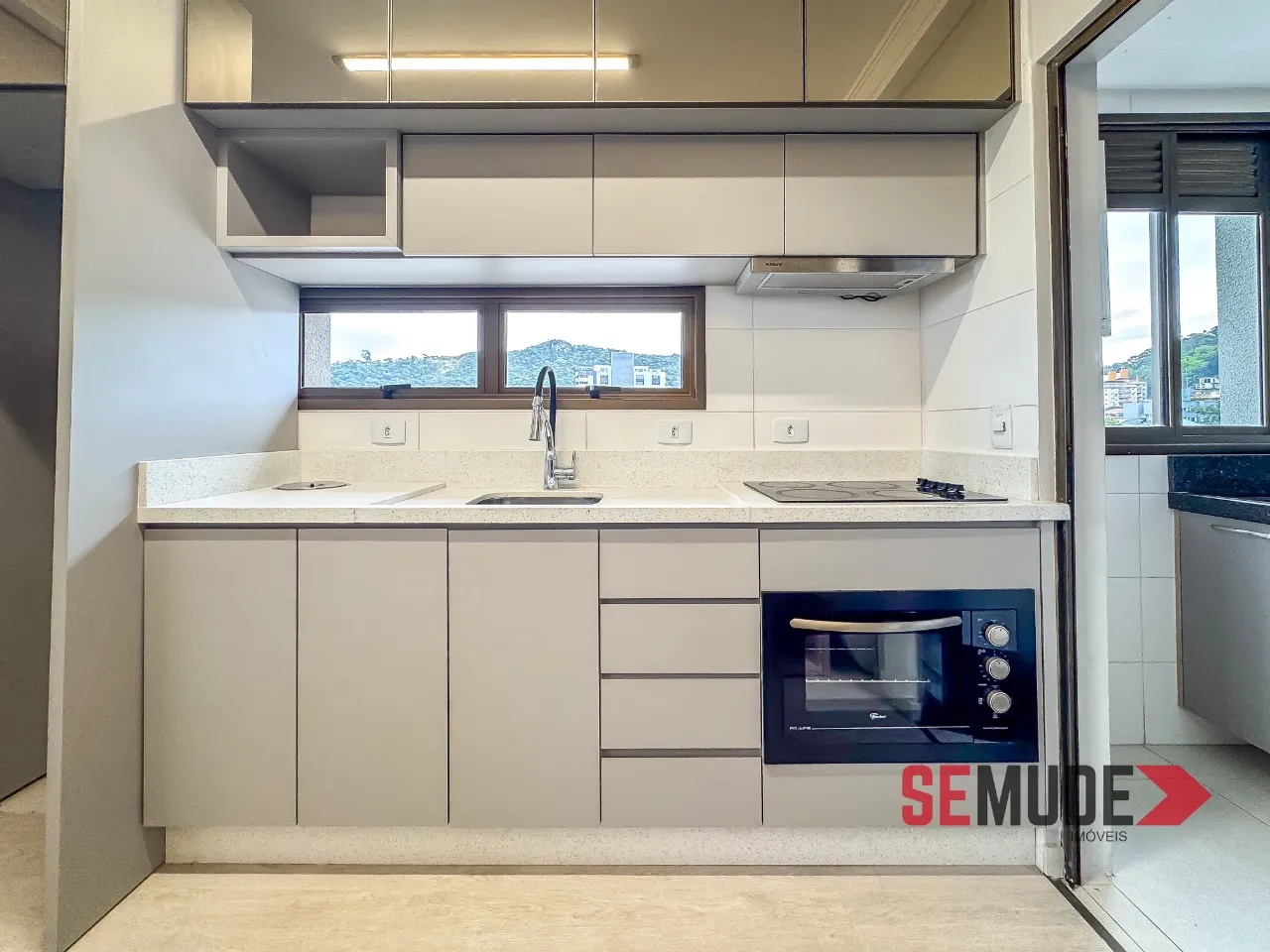 Balcony with a grill in a 2-bedroom apartment, 66 m² — photo 6