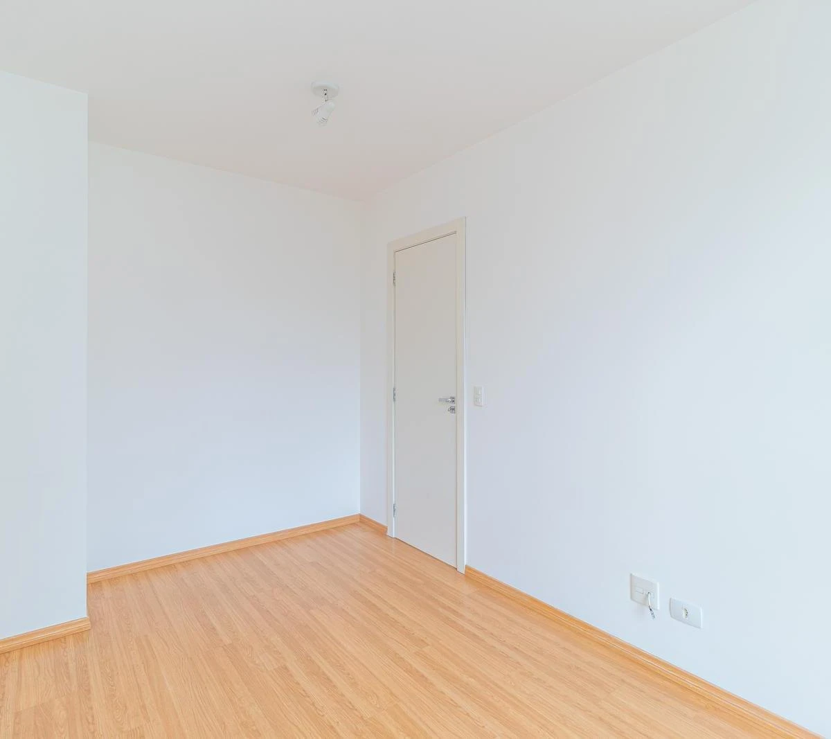 2-bedroom apartment with a washing machine in Curitiba — photo 25