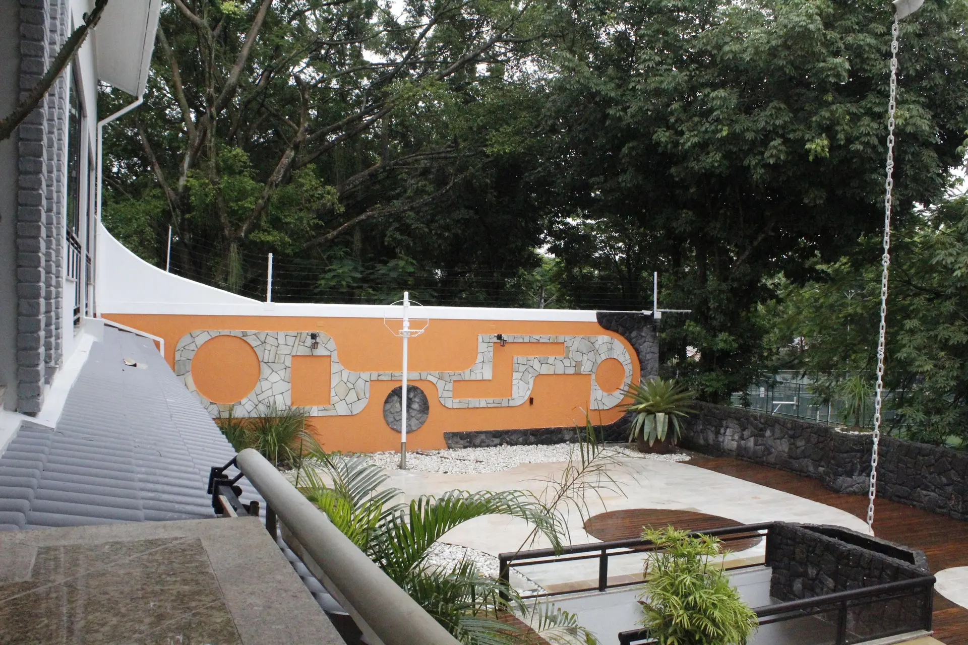 House with 5 bedrooms and 5 parking spaces — photo 28