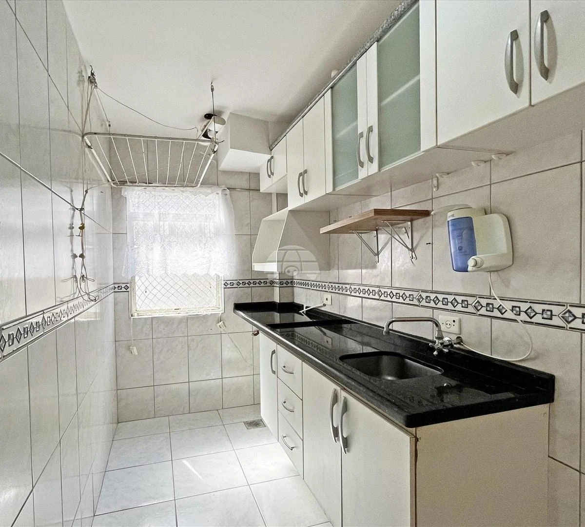 2-bedroom apartment with wood or laminate floors in Curitiba — photo 4