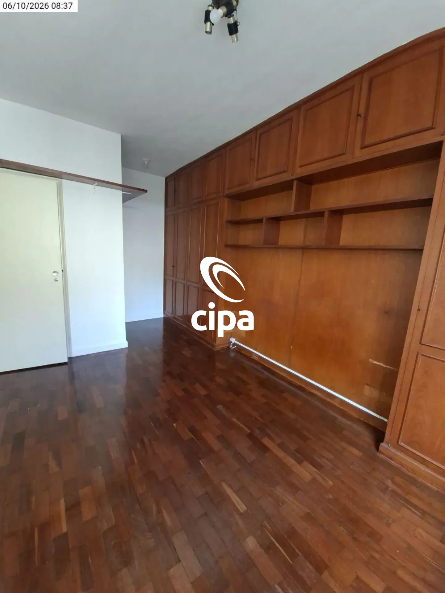 Glass-enclosed balcony in a 2-bedroom apartment, 83 m² — photo 5