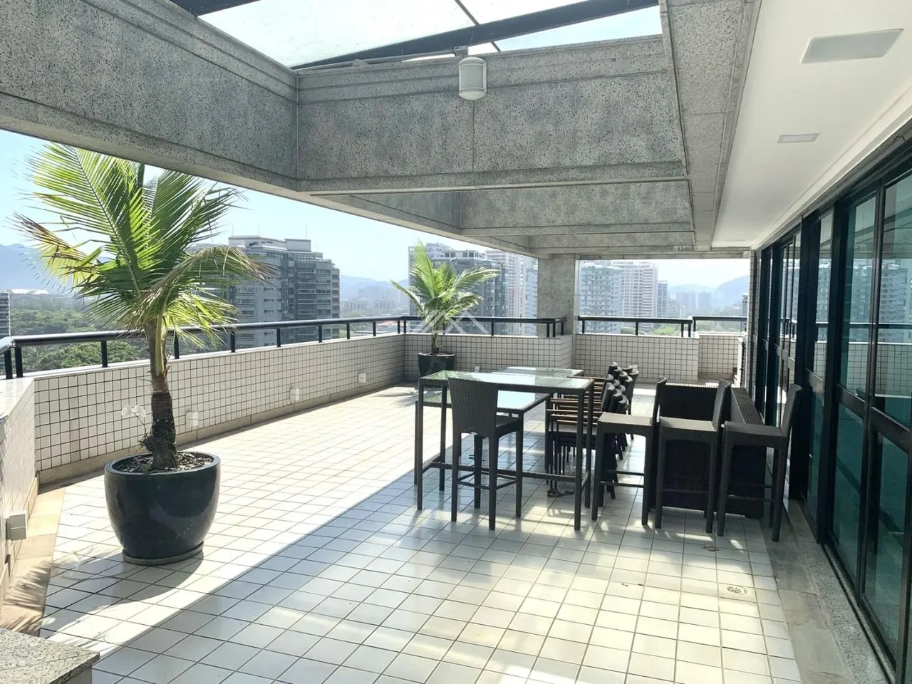 Apartment with 4 bedrooms and 5 bathrooms and enclosed balcony — photo 6