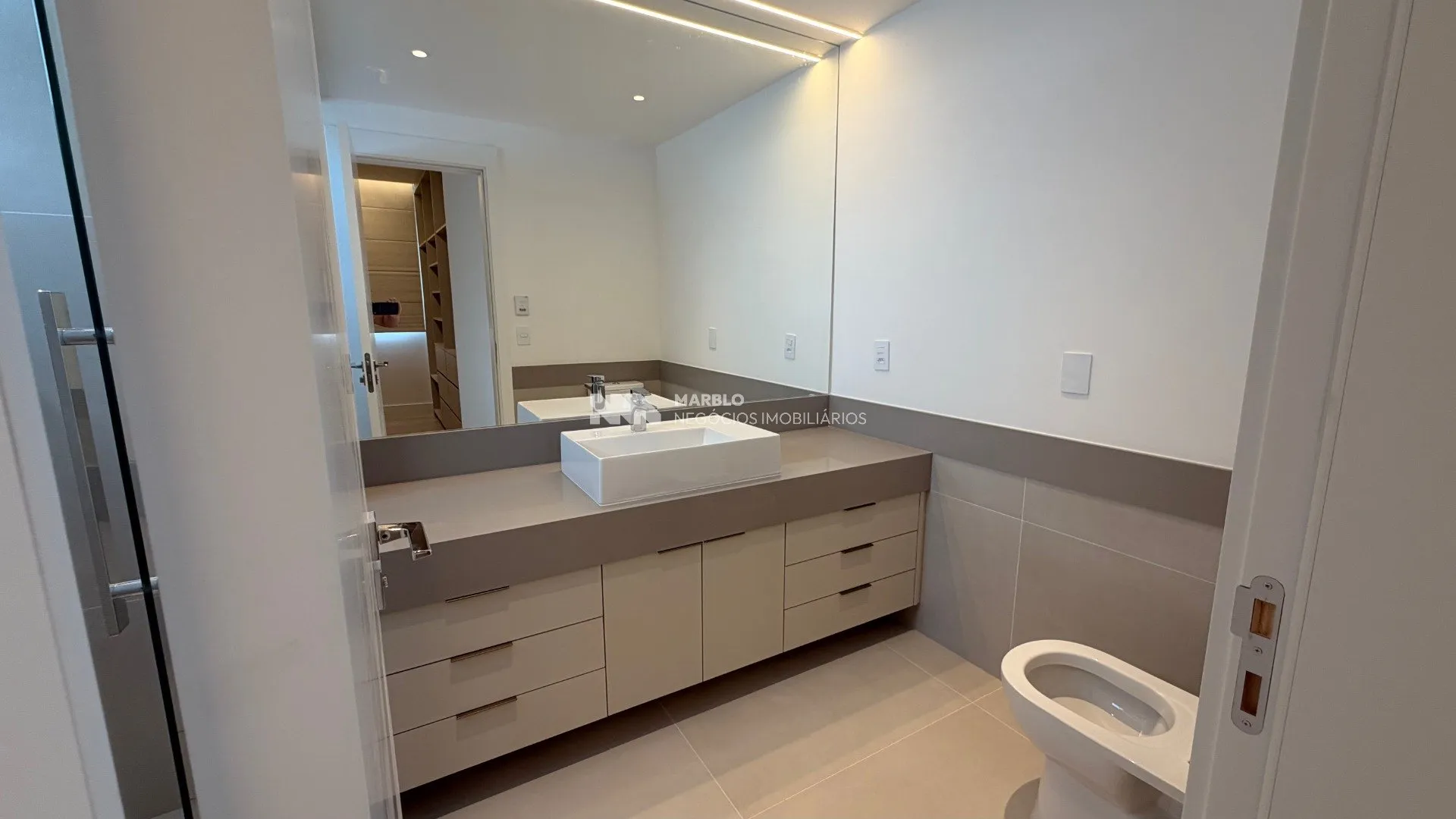 Apartment on the 5th floor with floor-to-ceiling windows — photo 42
