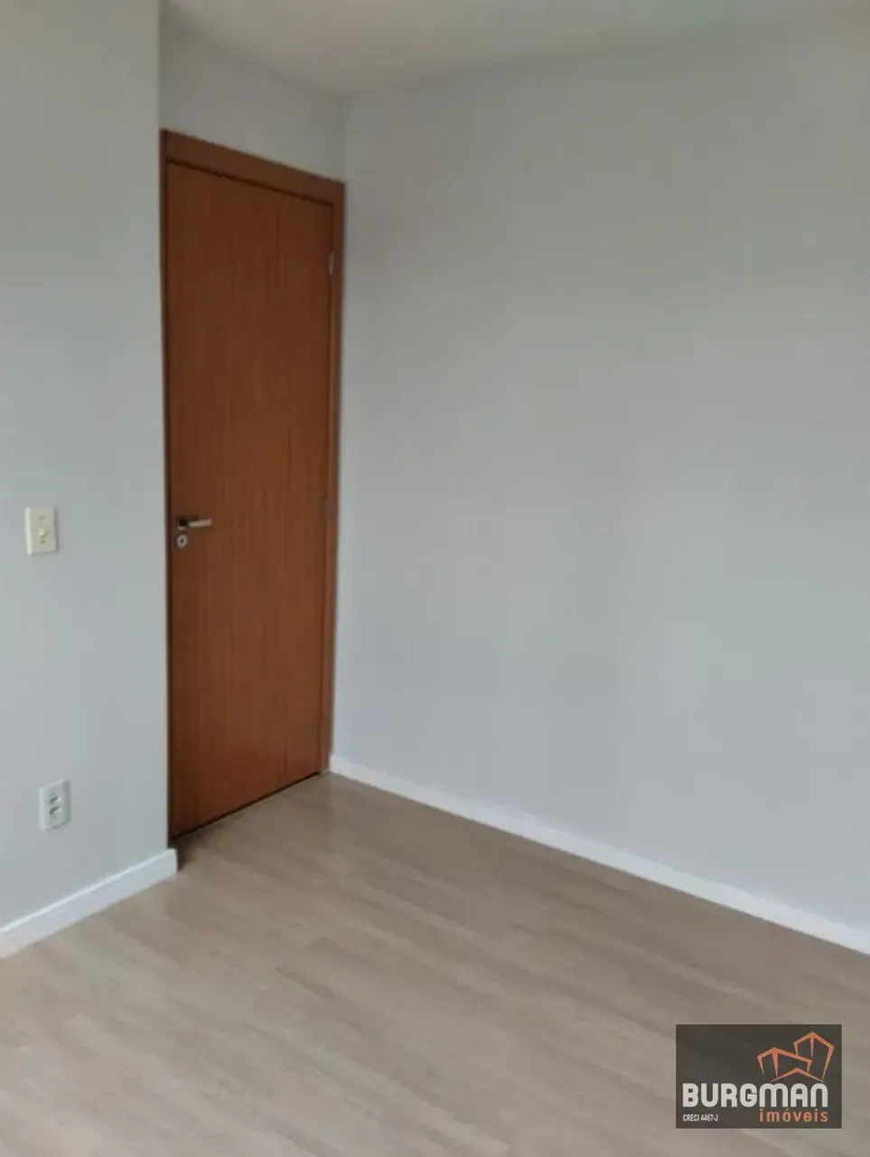 2-bedroom apartment with 1 parking space and laundry area — photo 17