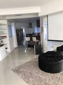 Casa com 4 quartos e cozinha aberta com fogão a gás